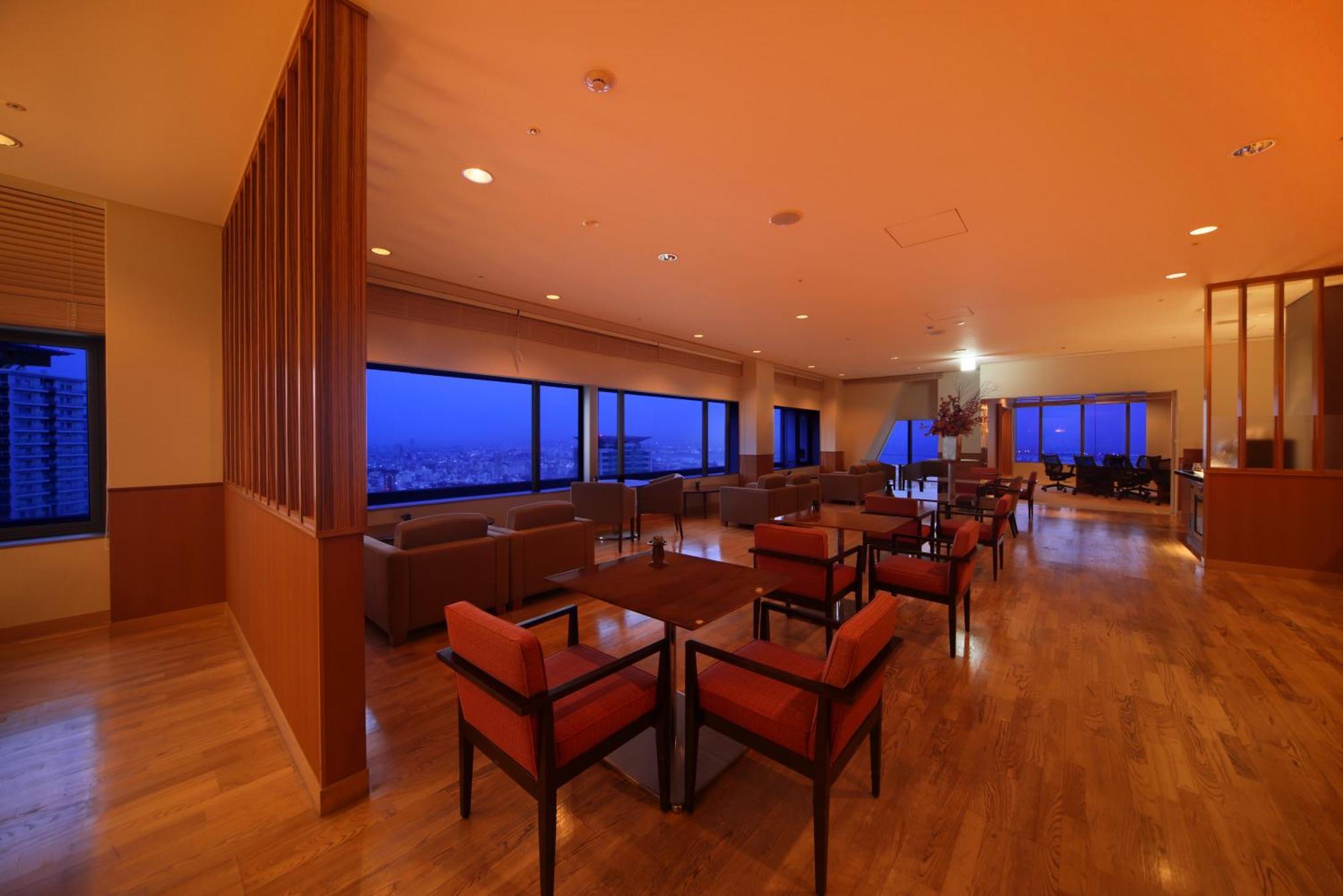 Ana Crowne Plaza Kobe By Ihg Hotel Buitenkant foto The lounge at Fukuoka Airport