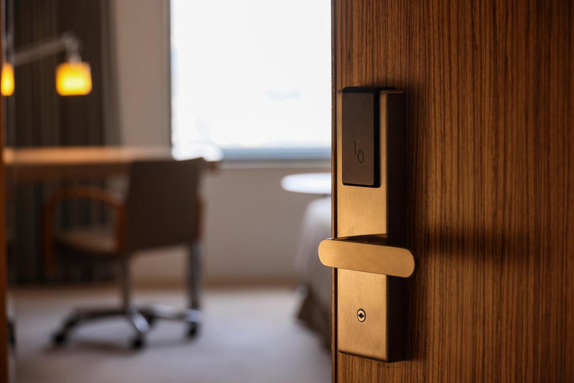 Ana Crowne Plaza Kobe By Ihg Hotel Buitenkant foto A card-based electronic lock